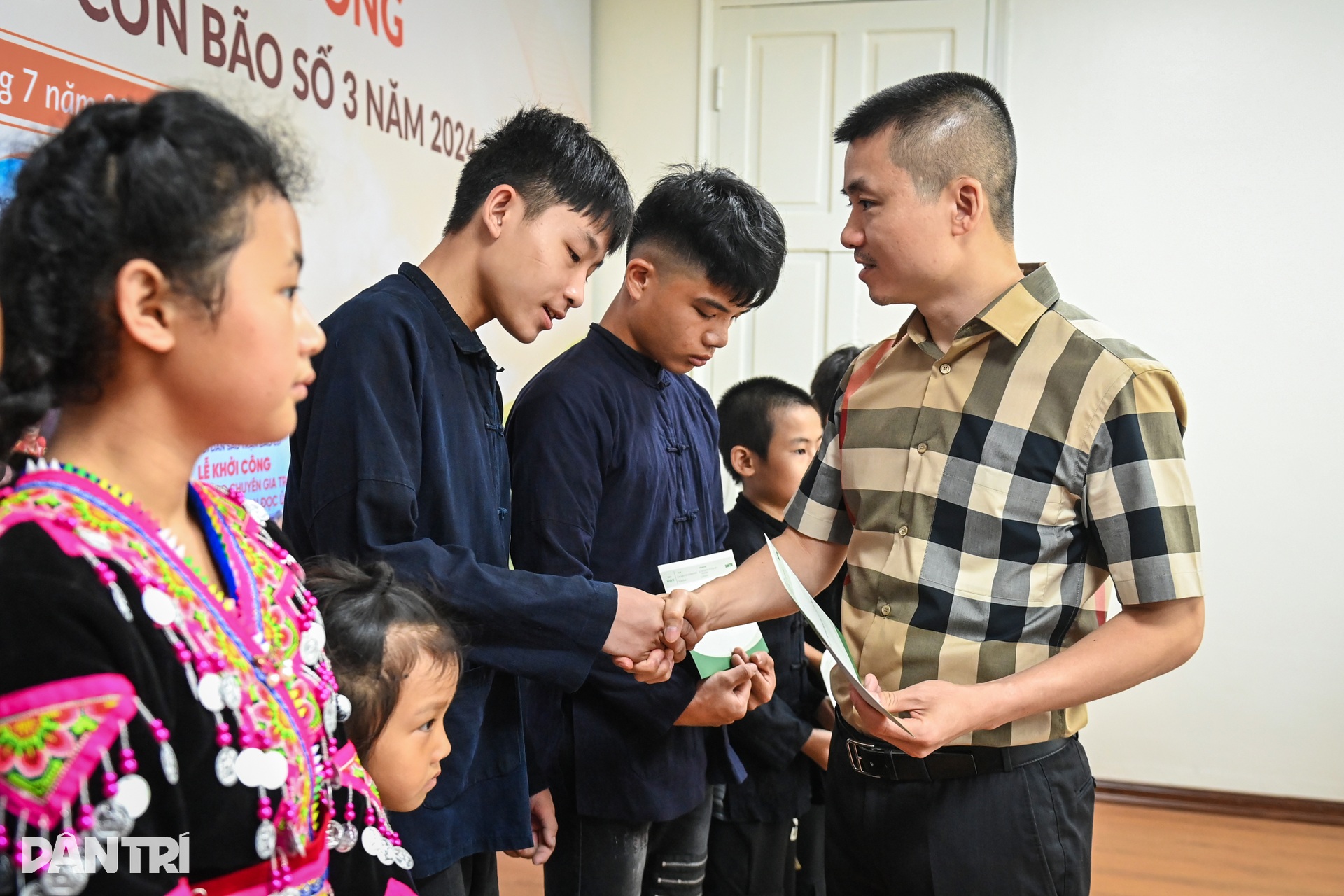 Báo Dân trí trao học bổng tới 10 trẻ em mồ côi ở Lào Cai - 1 Báo Dân trí trao học bổng tới 10 trẻ em mồ côi ở Lào Cai - 1