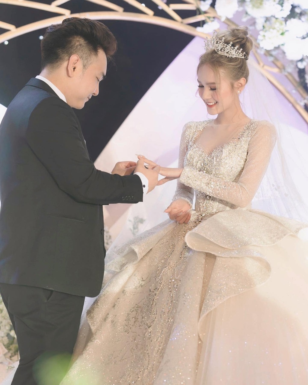 Xoài Non gợi cảm tuổi 22, hôn nhân bên chồng đại gia gây chú ý - 9 Xoài Non gợi cảm tuổi 22, hôn nhân bên chồng đại gia gây chú ý - 9