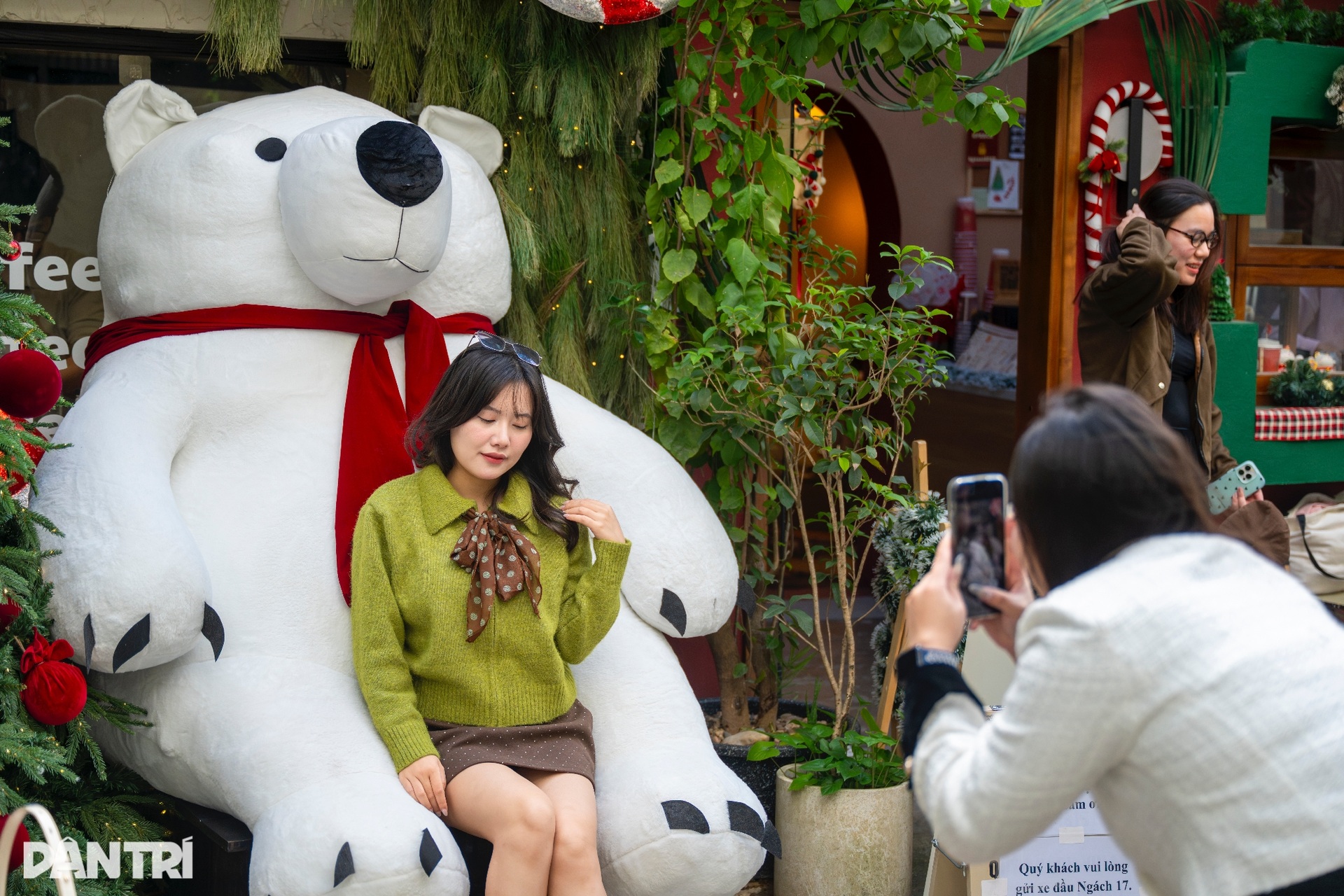 Con ngõ 100m ở Hà Nội lung linh ánh đèn, rộn ràng không khí Giáng sinh - 7