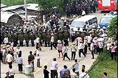 Cảnh sát Trung Quốc phong tỏa một làng vì bạo động