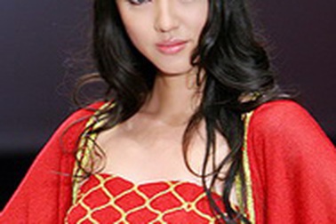 Hoa hậu Trương Tử Lâm trở lại sàn diễn