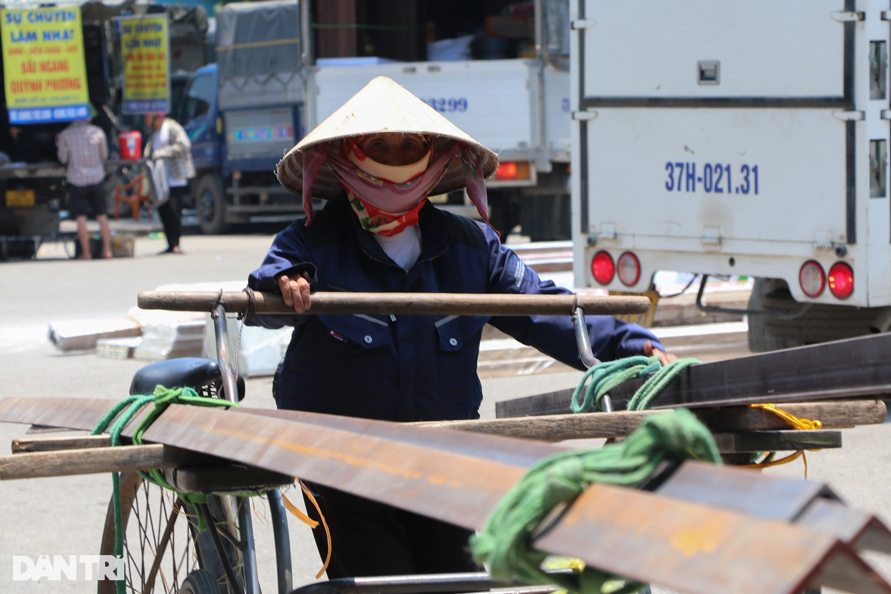 Muôn kiểu chống nóng của người lao động nơi chảo lửa - 9 Muôn kiểu chống nóng của người lao động nơi chảo lửa - 9