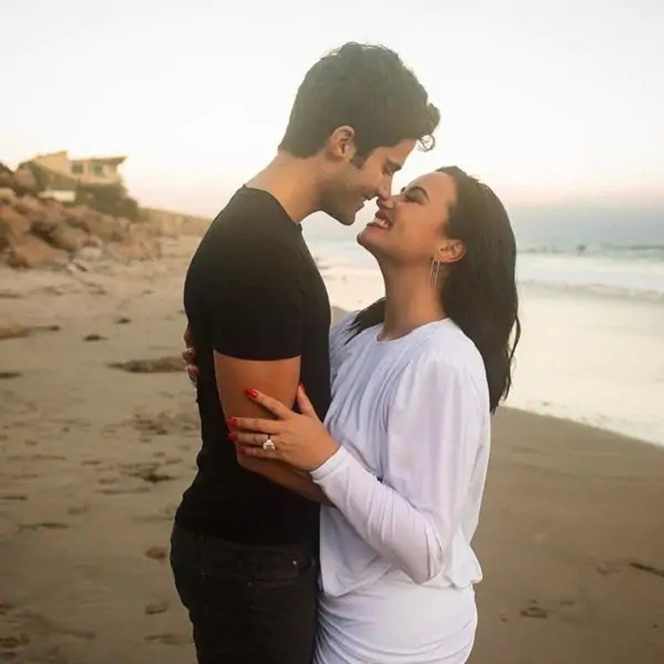 Bạn trai biết tin bị Demi Lovato bỏ... nhờ đọc báo - 1 Bạn trai biết tin bị Demi Lovato bỏ... nhờ đọc báo - 1