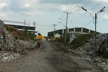 Vĩnh Long: Nhà máy rác trăm tỷ bị bỏ không bên núi rác khổng lồ