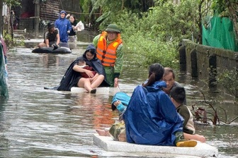 Mưa lớn chuyển hướng, đến lượt Hà Tĩnh và Quảng Trị "chạy lũ"