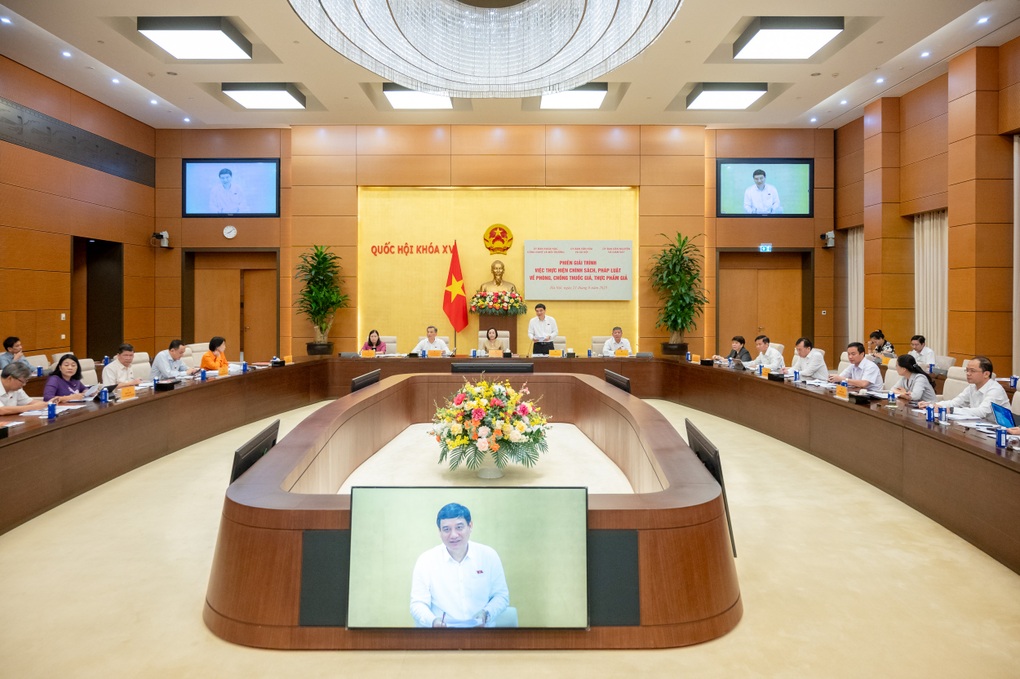 Thứ trưởng Bộ Y tế: “Không có thuốc giả ở các cơ sở khám chữa bệnh” - 4 Thứ trưởng Bộ Y tế: “Không có thuốc giả ở các cơ sở khám chữa bệnh” - 4