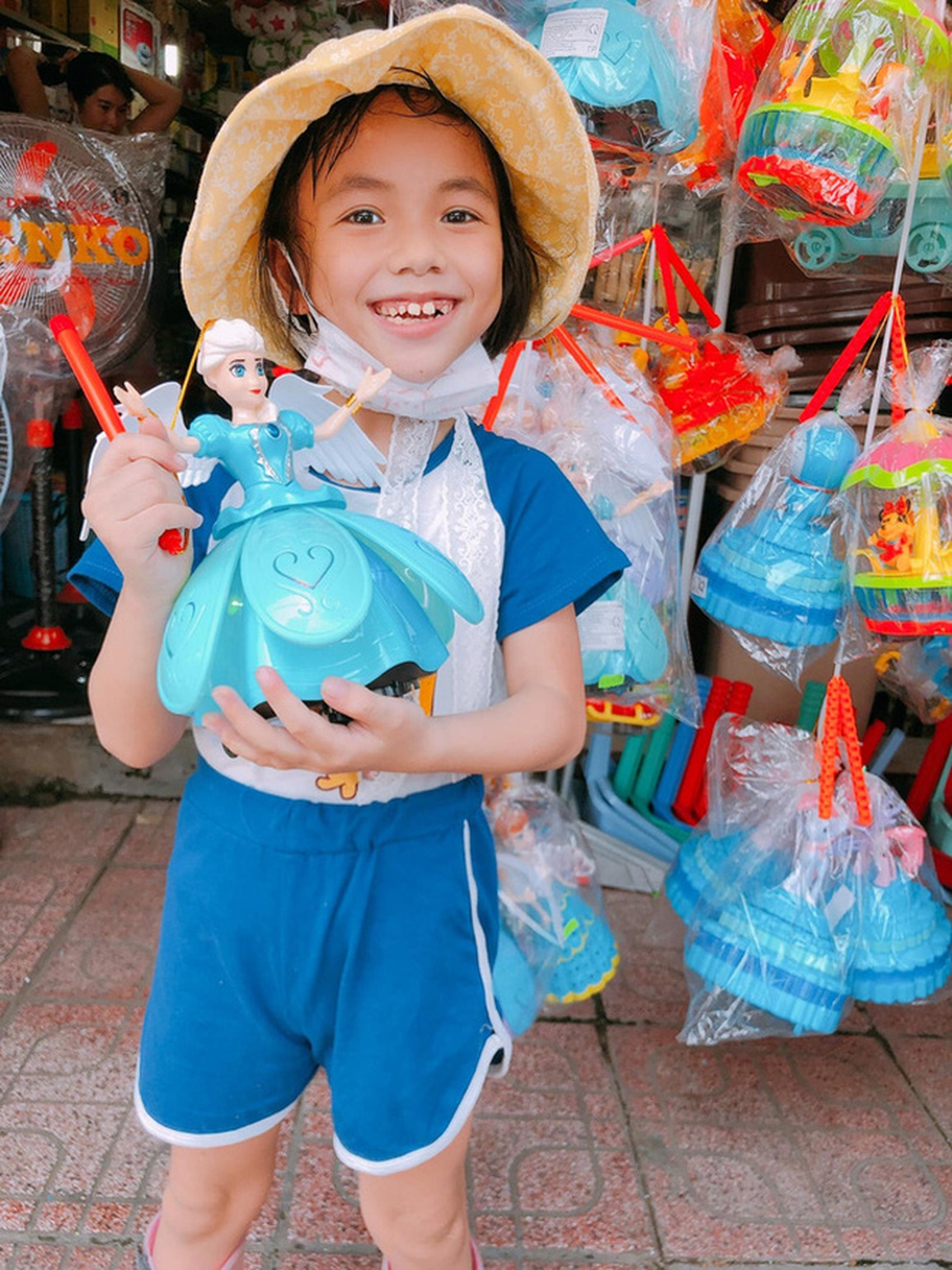 Bé gái liệt 2 chân và sự thay đổi kỳ diệu sau 5 năm được nhận nuôi - 3 Bé gái liệt 2 chân và sự thay đổi kỳ diệu sau 5 năm được nhận nuôi - 3