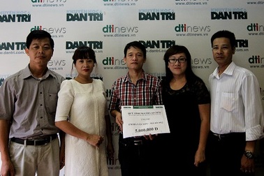 Nhóm "Tình người Lai Châu" chia sẻ khó khăn với em Hà Văn Yên