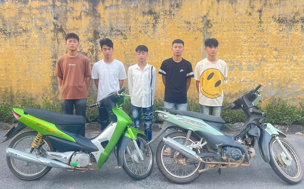 Khởi tố nhóm thanh niên chặn người đi đường chặt biển số xe - 1 Khởi tố nhóm thanh niên chặn người đi đường chặt biển số xe - 1