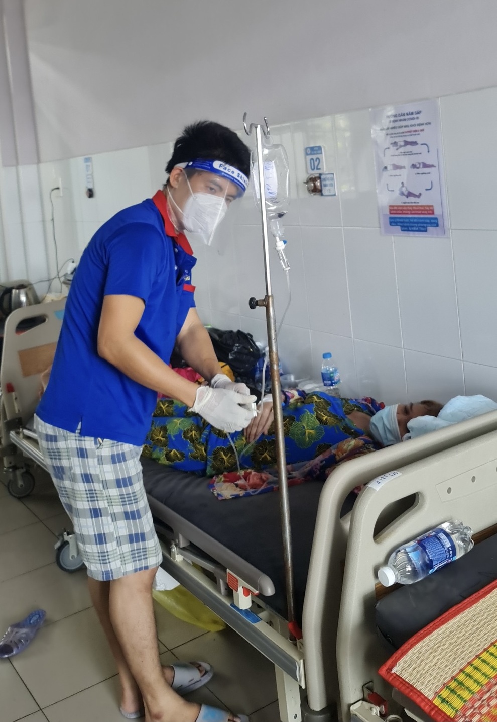 Kĩ sư F0 giấu gia đình ở lại bệnh viện phụ việc bác sĩ - 5 Kĩ sư F0 giấu gia đình ở lại bệnh viện phụ việc bác sĩ - 5