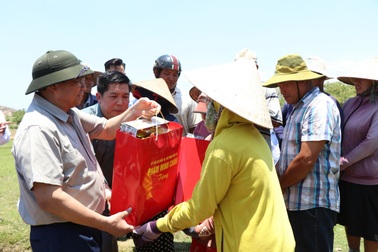 Thủ tướng ra đồng thăm bà con vùng hạn hán Ninh Thuận