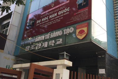 Vụ tiến sĩ nhảy lên bàn chửi học viên: Biển hiệu đổi tên, trang web y nguyên