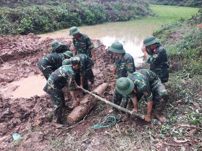 Lực lượng công binh xử lý quả bom lớn tìm được ở vùng đất trồng lúa của người dân.
