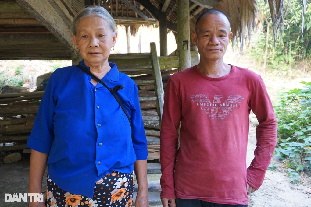 Bà cụ chăm chồng tai biến, con tâm thần: Trời chưa thương đủ nên còn khổ - 6 Bà cụ chăm chồng tai biến, con tâm thần: Trời chưa thương đủ nên còn khổ - 6