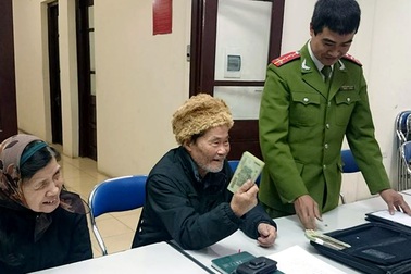 Đi khám bệnh, cụ già bỏ quên 30 triệu đồng ở bến xe buýt