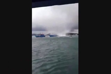 Vòi rồng xuất hiện tại Phú Quốc, nhấn chìm một tàu cá