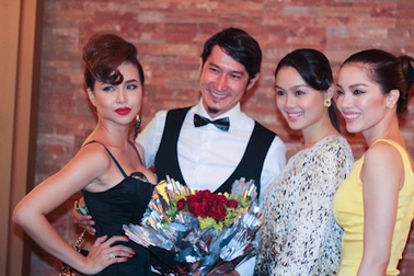 Cột mốc 23 mang... thịt chó đến buổi công chiếu