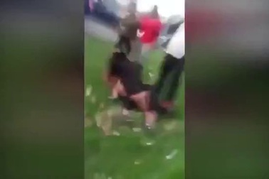 Các cô gái đánh nhau nhập viện vì... giành chỗ để xe