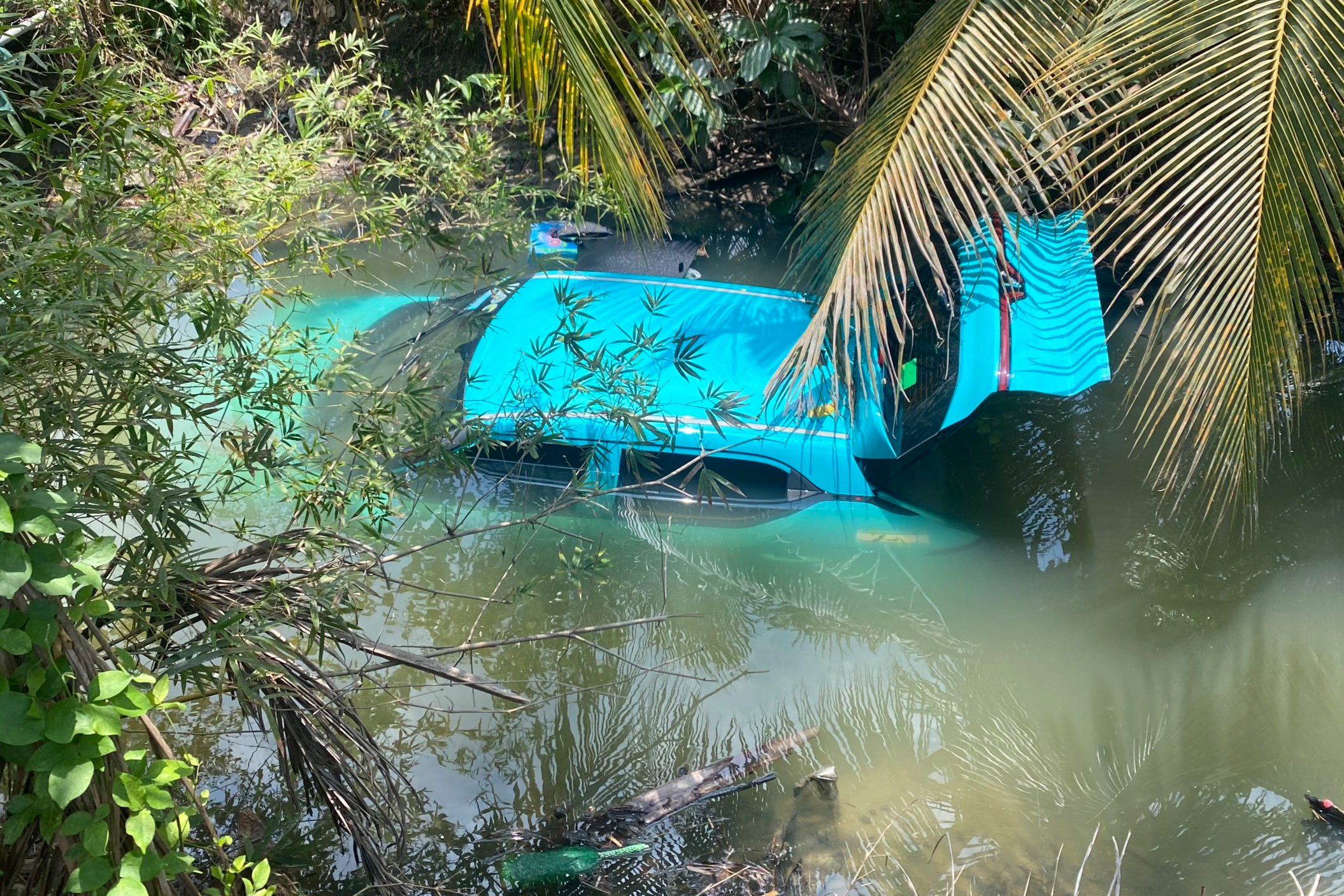 Chiếc xe chìm nghỉm dưới nước (Ảnh: CTV).
