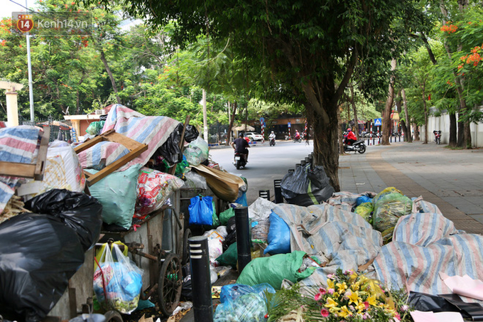 Ảnh: Đường phố Hà Nội ngập trong biển rác, nhiều người dân phải di tản vì phát ốm với mùi hôi thối - Ảnh 5.