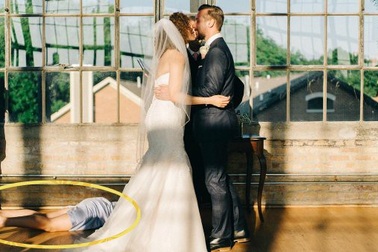 Cô dâu chú rể hôn nhau trong đám cưới, phù dâu ngất lịm dưới chân