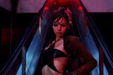 MV "Rockstar" của Lisa