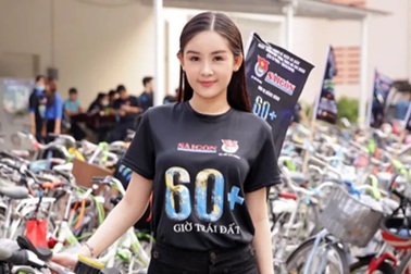 Lê Âu Ngân Anh đi xe đạp, kêu gọi cộng đồng tham gia "Giờ trái đất"