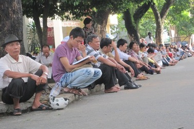 Phụ huynh mệt mỏi vì “kèm” con cả 3 đợt thi ĐH, CĐ