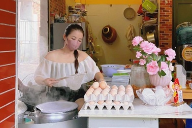 Cô chủ xinh đẹp bán bánh cuốn Cao Bằng, gây sốt vì mặc váy ngồi tráng bánh