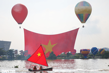 Đại kỳ 1.800m2 tung bay trên bầu trời TPHCM mừng "Tết Độc Lập"