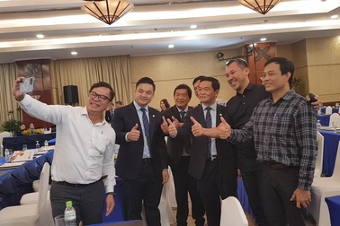 Các lãnh đạo liên danh bắt tay nhau tại phiên họp của Tập đoàn Hòa Bình