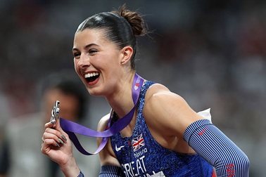 "Nữ thần điền kinh" vừa tốt nghiệp đại học và giành huy chương thế giới