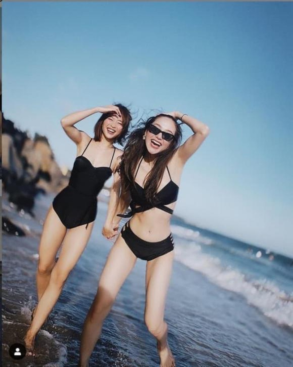 Minh Hằng khoe body bốc lửa trên bãi biển cùng Khả Ngân - 1 Minh Hằng khoe body bốc lửa trên bãi biển cùng Khả Ngân - 1