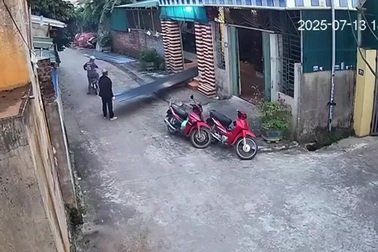 Nam sinh thiếu tập trung, suýt lao vào tấm tôn đang vận chuyển ngang đường