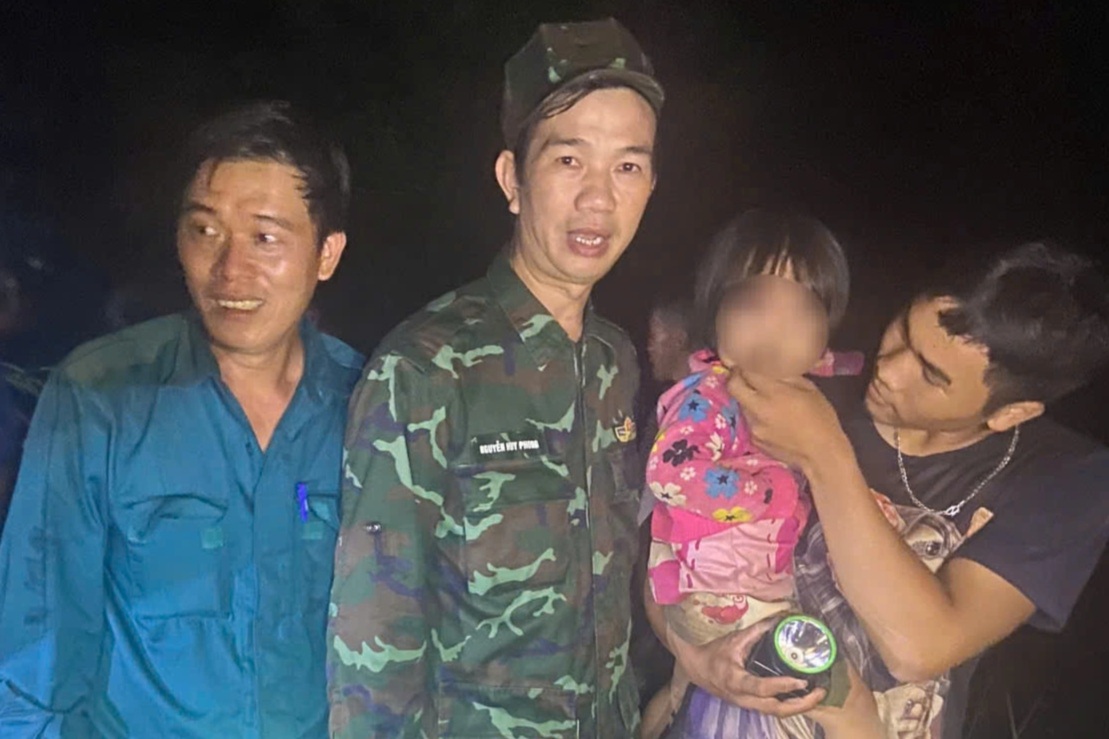 Menina de 2 anos fica perdida por horas em plantação de café no meio da montanha - 1 Bé gái 2 tuổi lạc nhiều giờ trong rẫy cà phê giữa núi  - 1