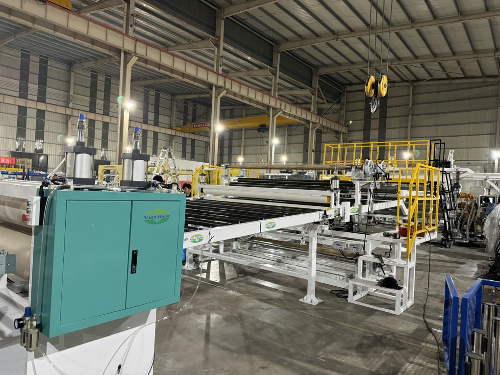 VinaHome Group tiên phong công nghệ tấm nhựa lấy sáng khổ lớn tiêu chuẩn quốc tế - 3 VinaHome Group tiên phong công nghệ tấm nhựa lấy sáng khổ lớn tiêu chuẩn quốc tế - 3