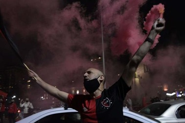 Cổ động viên Argentina xuống đường tuần hành, kêu gọi Messi trở về