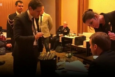 Video Tổng thống Pháp chật vật học tiếng Trung “gây sốt”