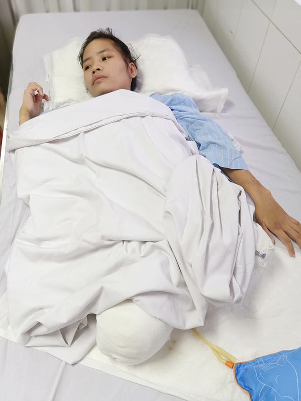 Xót xa người vợ trẻ bị xe tải nghiến nát đôi chân đúng ngày về quê chịu tang ông nội - 3 Xót xa người vợ trẻ bị xe tải nghiến nát đôi chân đúng ngày về quê chịu tang ông nội - 3