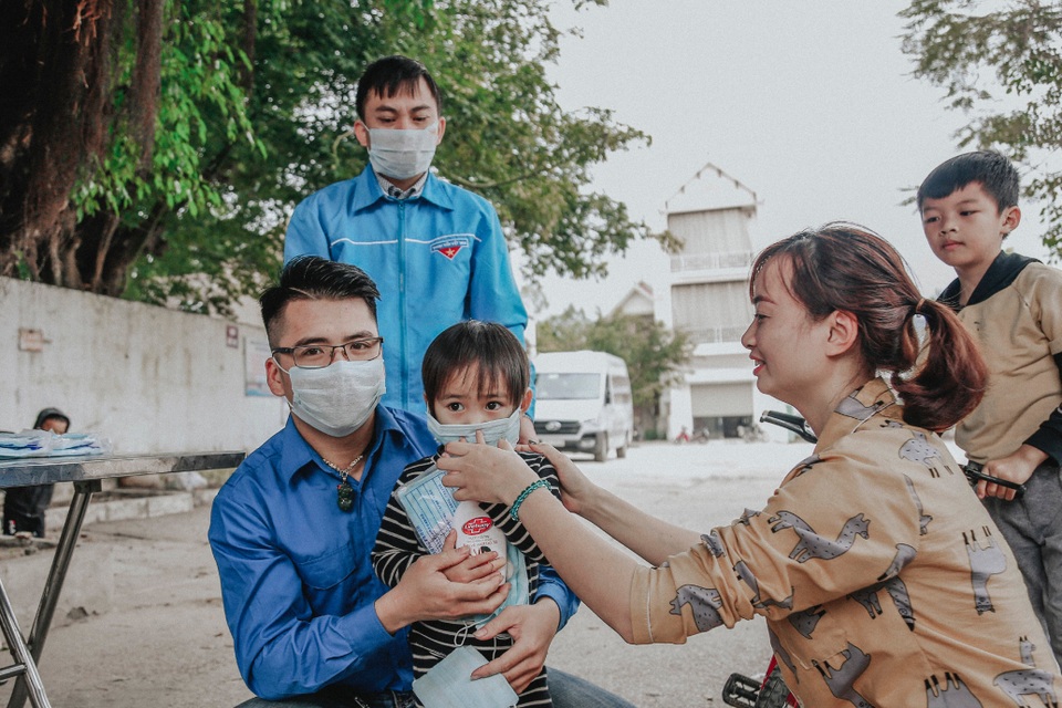 Phát 5.000 khẩu trang, nước rửa tay miễn phí cho học sinh vùng biển - 6 Phát 5.000 khẩu trang, nước rửa tay miễn phí cho học sinh vùng biển - 6