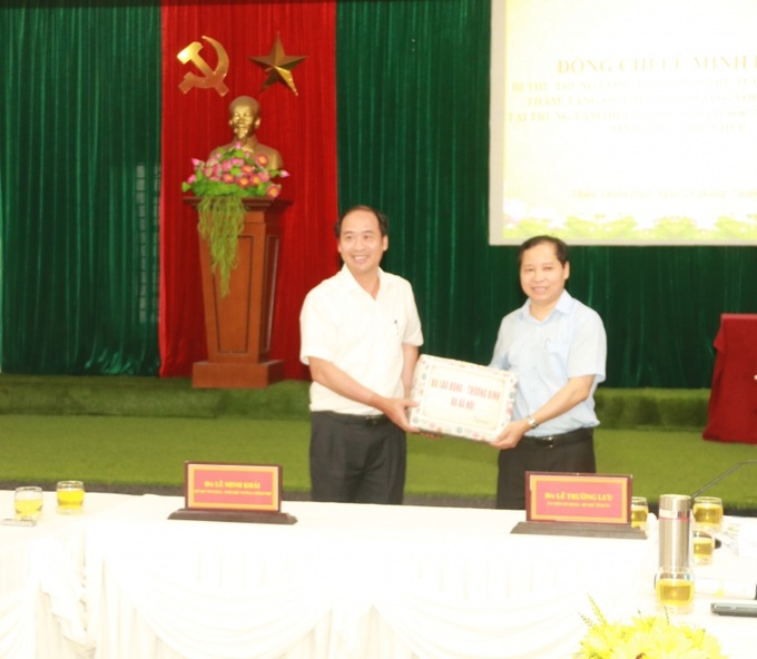 Phó Thủ tướng và Đoàn công tác tặng quà cho Trung tâm Điều dưỡng chăm sóc người có công tỉnh Thừa Thiên Huế