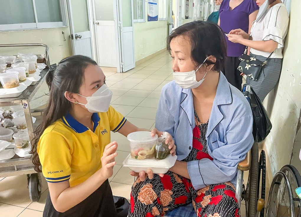PNJ và Hawee trao quà trị giá 350 triệu đồng cho Bệnh viện Quân Y 175 - 3 PNJ và Hawee trao quà trị giá 350 triệu đồng cho Bệnh viện Quân Y 175 - 3