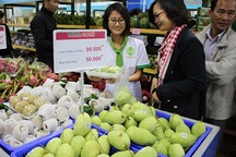 Tranh nhau mua cá, tôm...với thương lái Trung Quốc