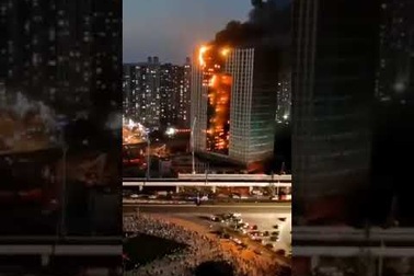 Cao ốc chọc trời Trung Quốc cháy ngùn ngụt như "cột lửa"