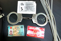 Giả "hiệp sĩ", mang còng số 8 ra đường dừng ô tô kiểm tra