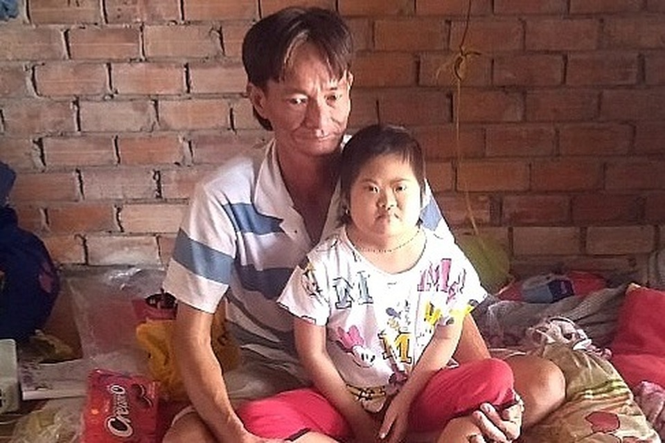 Người cha khắc khổ xin quỳ lạy để cứu con gái chịu thiệt thòi từ nhỏ - 2 Người cha khắc khổ xin quỳ lạy để cứu con gái chịu thiệt thòi từ nhỏ - 2