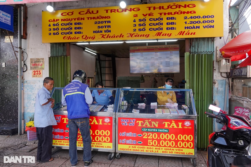 Người bán vé số dạo khóc nghẹn, nhịn đói mấy ngày vì tờ vé trúng thưởng giả - 4 Người bán vé số dạo khóc nghẹn, nhịn đói mấy ngày vì tờ vé trúng thưởng giả - 4