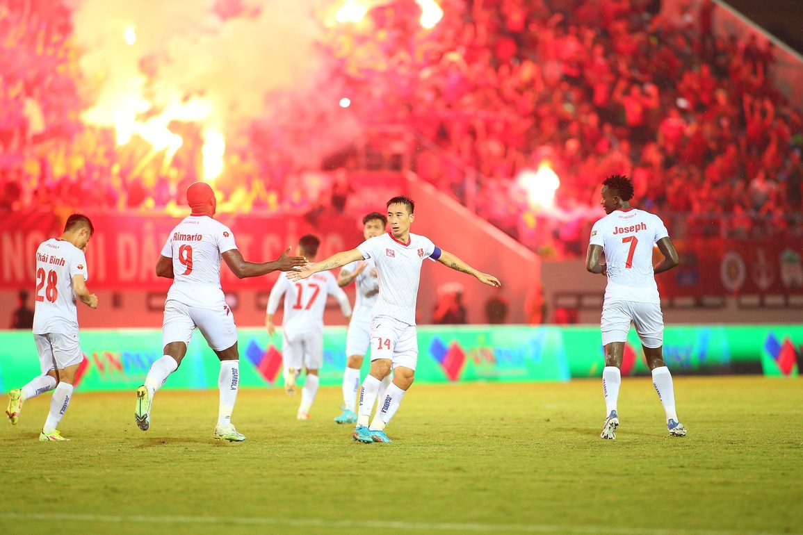 Cúp Tứ hùng và màn pháo sáng tự do gây nguy hiểm trên sân Lạch Tray - 4 Cúp Tứ hùng và màn pháo sáng tự do gây nguy hiểm trên sân Lạch Tray - 4