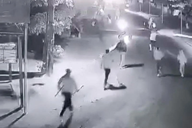 2 người bị truy sát, bắn trọng thương, nằm gục trên phố