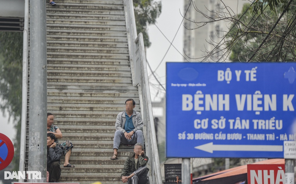 Người đi bộ phớt lờ cầu bộ hành, ngang nhiên băng qua đường ở Hà Nội - 7 Người đi bộ phớt lờ cầu bộ hành, ngang nhiên băng qua đường ở Hà Nội - 7